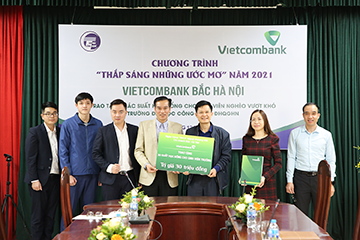 Vietcombank Bắc Hà Nội đồng hành thắp sáng ước mơ với sinh viên Trường Đại học Công nghệ