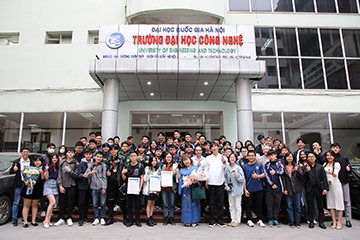 Sinh viên Trường Đại học Công nghệ giao lưu và nhận học bổng của doanh nghiệp Nhật Bản năm 2023